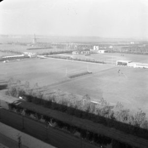 Luchtopname van sportpark Sloten, Bestanddeelnr 918-3483