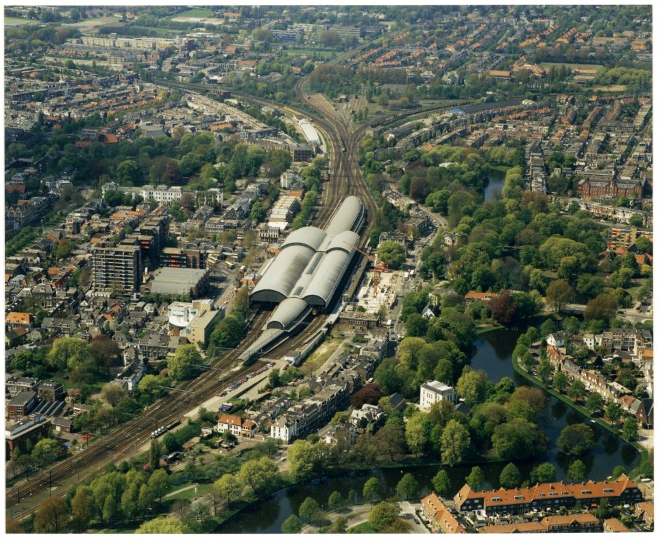 Luchtopname van het stationsgebied, het Kenaupark en het Bolwerk. NL-HlmNHA 54036290