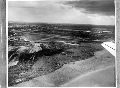 Luchtfoto. Vliegveld en havengebied, Bestanddeelnr 935-3399