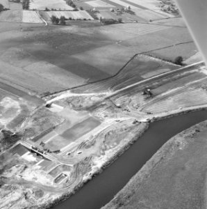 Luchtopname. Verbetering rivier de Berkel en aanleg burg bij Mallem, Bestanddeelnr 168-0550
