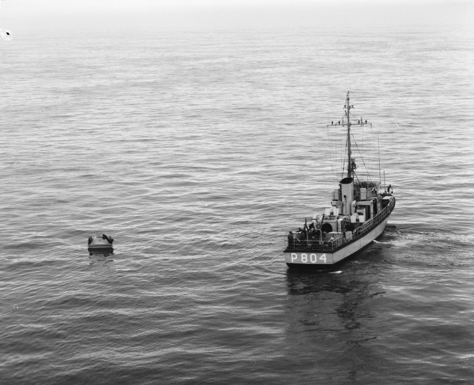 Luchtmacht militairen op vlot in Noordzee voor 24 uur, Bestanddeelnr 915-6407