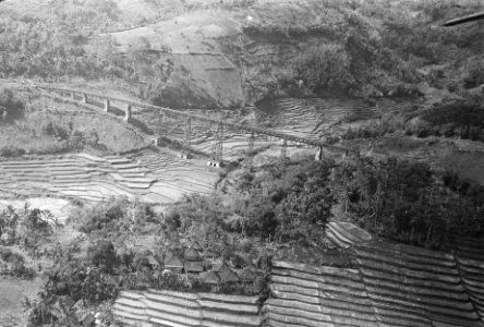 Luchtfoto. Landschap met rijstterrassen en een spoorbrug, Bestanddeelnr 37-2-1