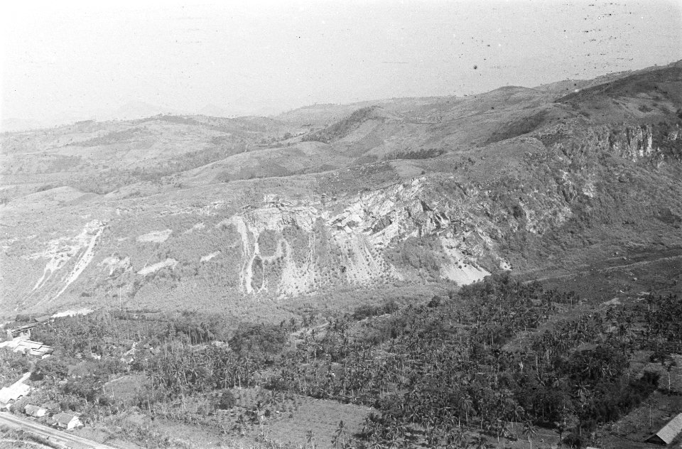 Luchtopname Bergkam met landschap, Bestanddeelnr 37-3-3