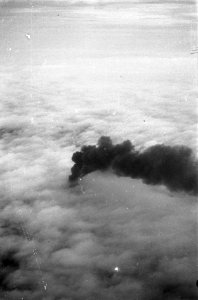 Luchtopname. Vanuit een Dakota. Een zwarte rookpluim is te zien, Bestanddeelnr 5533