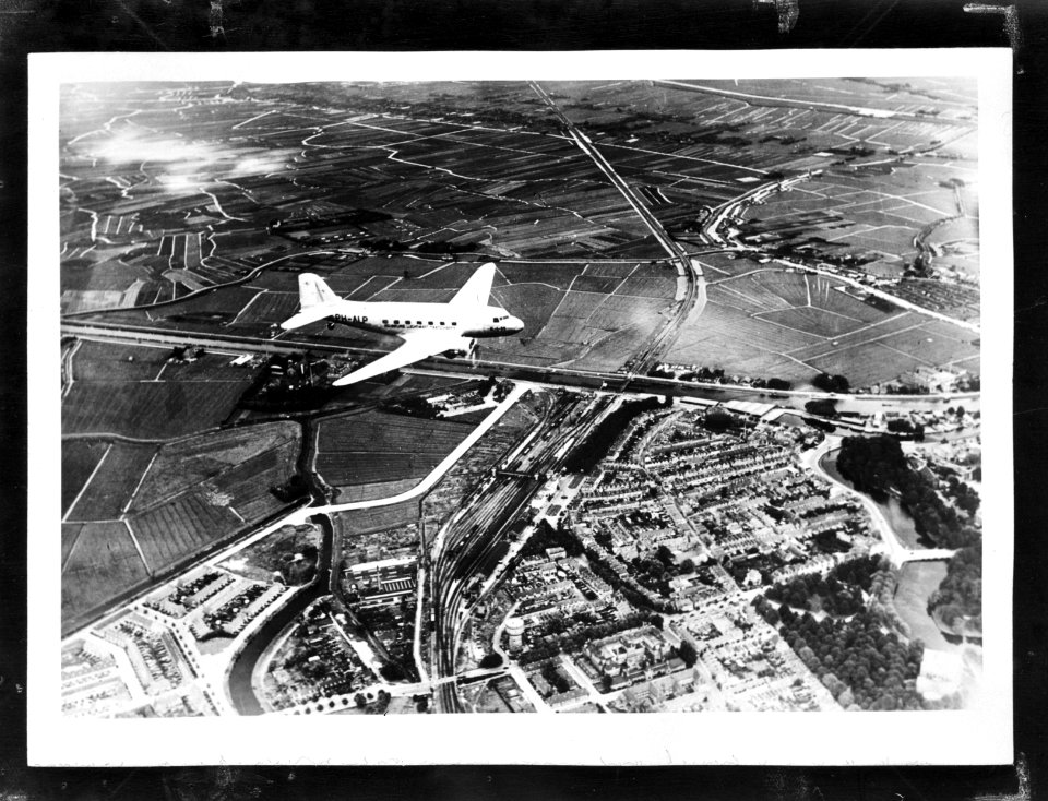 Luchtopname. Vliegtuig boven een stad en spoorwegemplacement (Alkmaar), Bestanddeelnr 935-3546