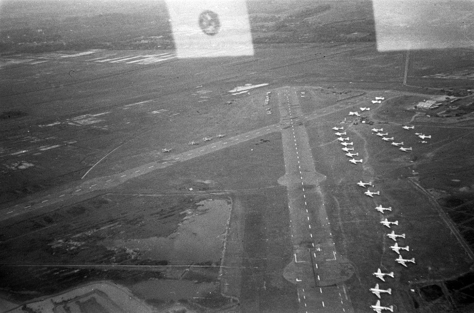 Luchtfoto. Vliegveld met twee landingsbanen. Groot aantal Dakotas op de grond, Bestanddeelnr 5148