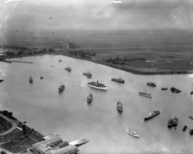 Luchtopname. Nationale Vlootschouw op het Binnen- en Buiten-IJ te Amsterdam, va…, Bestanddeelnr 900-0122