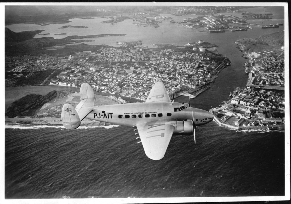 Luchtfoto. KLM-passagiersvliegtuig boven Willemstad, Bestanddeelnr 935-1174