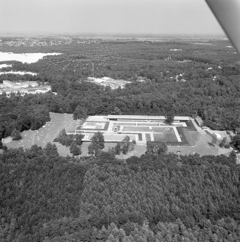 Luchtopname. Openluchtzwembad Dijnselburg te Zeist, Bestanddeelnr 168-0570