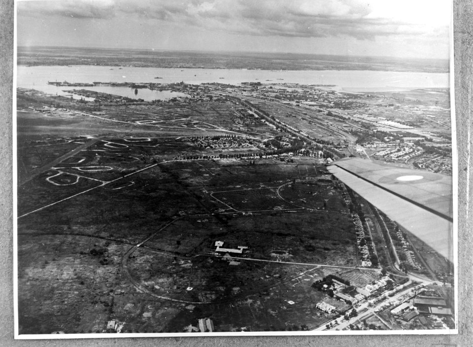 Luchtfoto. Vliegveld en havengebied, Bestanddeelnr 935-3398