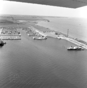 Luchtopname. Jachthaven Vrouwenpolder (Zeeland), Bestanddeelnr 168-0506