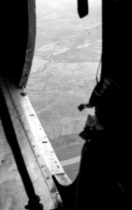 Luchtopname. Foto genomen vanuit vliegtuigdeur, Bestanddeelnr 2808