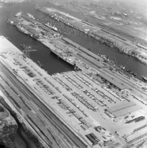 Luchtopname. Haven en wegen (Rotterdam), Bestanddeelnr 168-0511