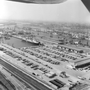 Luchtopname. Haven en wegen (Rotterdam), Bestanddeelnr 168-0509