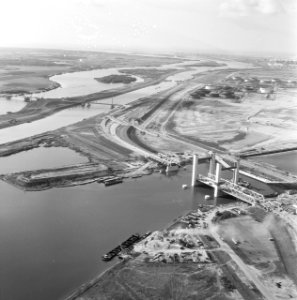 Luchtopname. Aanleg Europaweg en bouw Calandbrug bij Rotterdam, Bestanddeelnr 168-0598