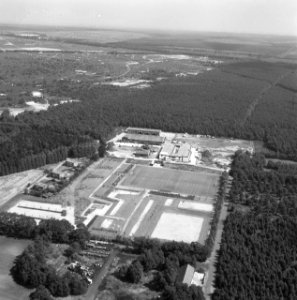 Luchtopname. Laboratoria en terreinen van de Heidemaatschappij bij de Koningsweg, Bestanddeelnr 168-0562