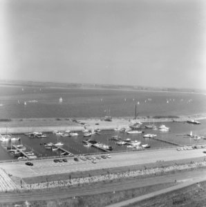 Luchtopname. Jachthaven Vrouwenpolder (Zeeland), Bestanddeelnr 168-0503