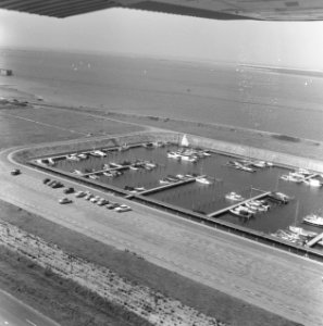 Luchtopname. Jachthaven Vrouwenpolder (Zeeland), Bestanddeelnr 168-0504