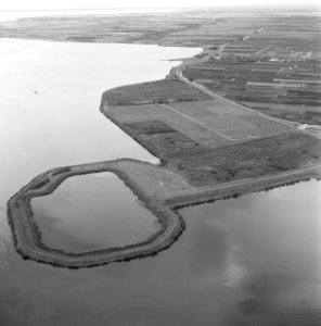 Luchtopname. Bouwput voor bouw sluizen in de dijk Enkhuizen-Lelystad, Bestanddeelnr 168-0592