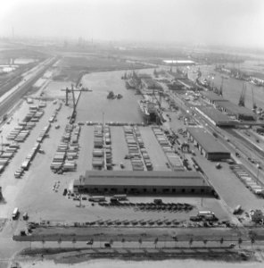 Luchtopname. Haven en wegen (Rotterdam), Bestanddeelnr 168-0510
