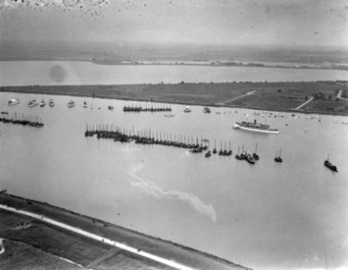 Luchtopname Nationale Vlootschouw op het Binnen- en Buiten-IJ te Amsterdam, va…, Bestanddeelnr 900-0116