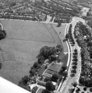 Luchtopname. Arnhem, Sonsbeekweide hoek Sonsbeekweg en Zijpendaalseweg. Op de vo, Bestanddeelnr 168-0560
