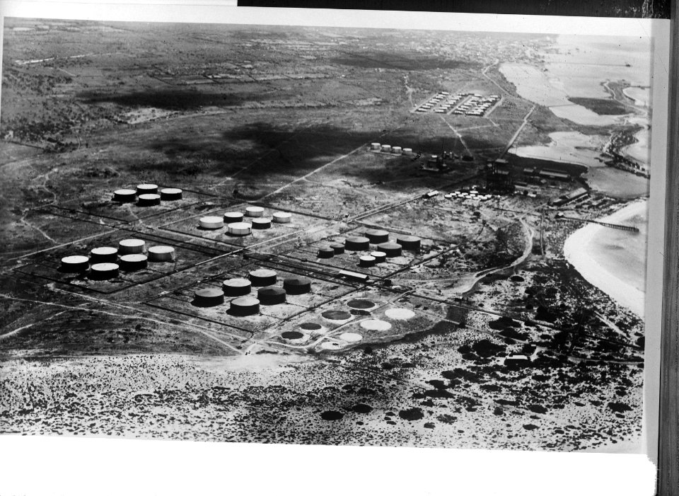 Luchtopname. Opslagtanks van de raffinaderij van de Arend Petroleum Maatschappij, Bestanddeelnr 935-1221