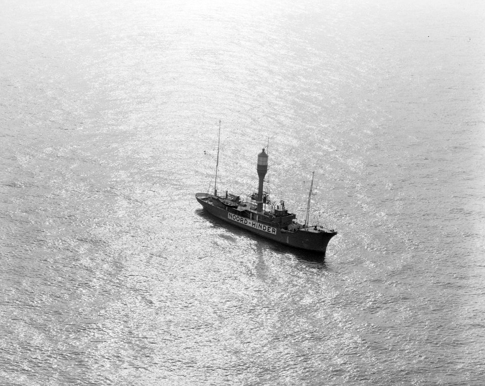 Luchtmacht militairen op vlot in Noordzee voor 24 uur Lichtschip Noord Hinder, Bestanddeelnr 915-6421