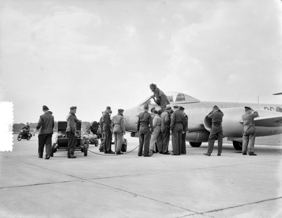 Luchtmachtoefening Soesterberg. Laatste toebereidselen, Bestanddeelnr 905-3108