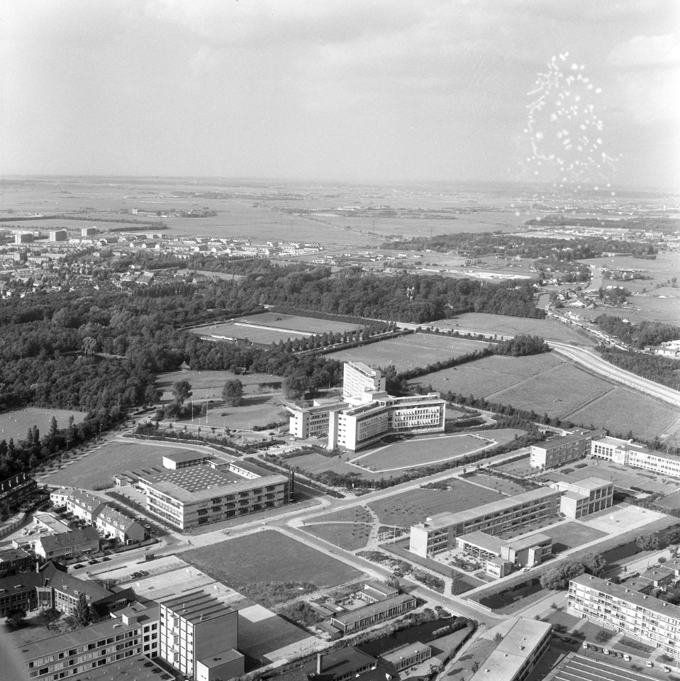 Luchtopname. Diaconessenziekenhuis Leiden en Kikkerpolder, Bestanddeelnr 168-0603