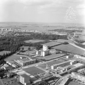 Luchtopname. Diaconessenziekenhuis Leiden en Kikkerpolder, Bestanddeelnr 168-0603