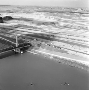Luchtopname. Aanleg Europaweg bij Rotterdam. Suurhoffbrug over het Hartelkanaal, Bestanddeelnr 168-0600
