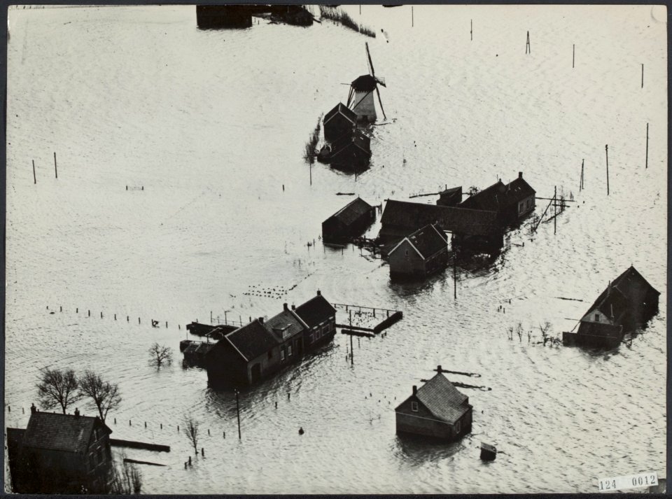 Luchtopname. Een der dorpen en molen, geheel verlaten op het eiland Schouwen, da, Bestanddeelnr 124-0012