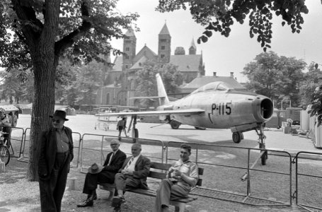 Luchtvaartweek te Maastricht, een F 84 straaljager met daarachter het Vrijthof, Bestanddeelnr 919-2601