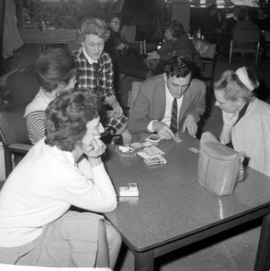 Luchtvaart-schipbreukelingen in motel in Amsterdam, de mensen korten de tijd met, Bestanddeelnr 914-7728