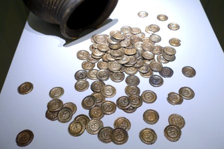 Lucklum hoard, jar with 120 coins, c. 1240 AD, earthenware and silver - Braunschweigisches Landesmuseum - DSC04589