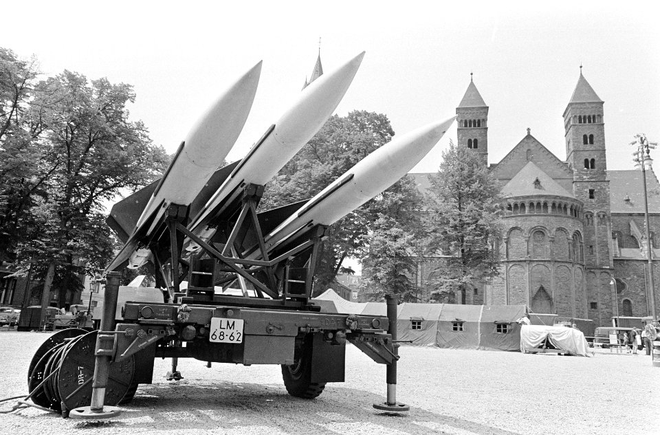 Luchtvaartweek te Maastricht. Hawkraketten met de St. Servaaskerk op de achtergr, Bestanddeelnr 919-2603