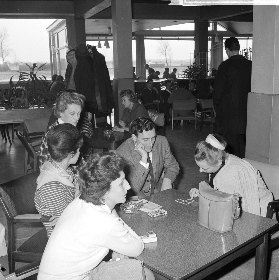 Luchtvaart-schipbreukelingen in motel in Amsterdam, de mensen korten de tijd met, Bestanddeelnr 914-7726