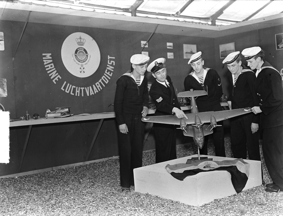 Luchtvaarttentoonstelling IJpenburg, stand MLD, Bestanddeelnr 903-5079