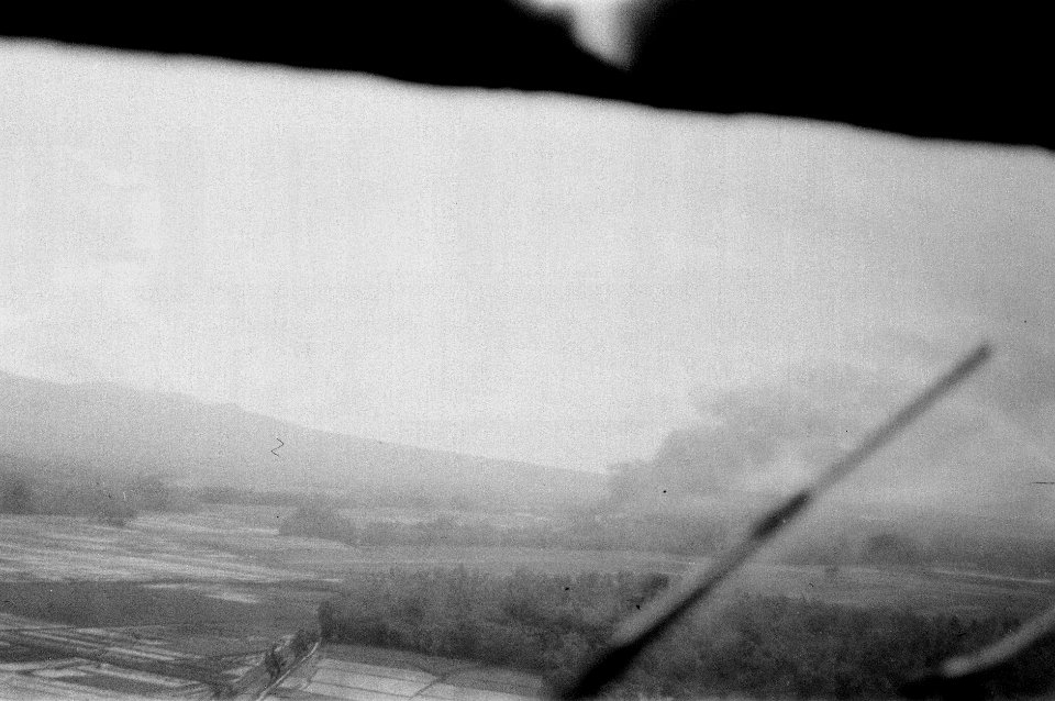 Luchtopname Zicht op een landschap vanuit een vliegtuig In de verte rookwolke, Bestanddeelnr 2707