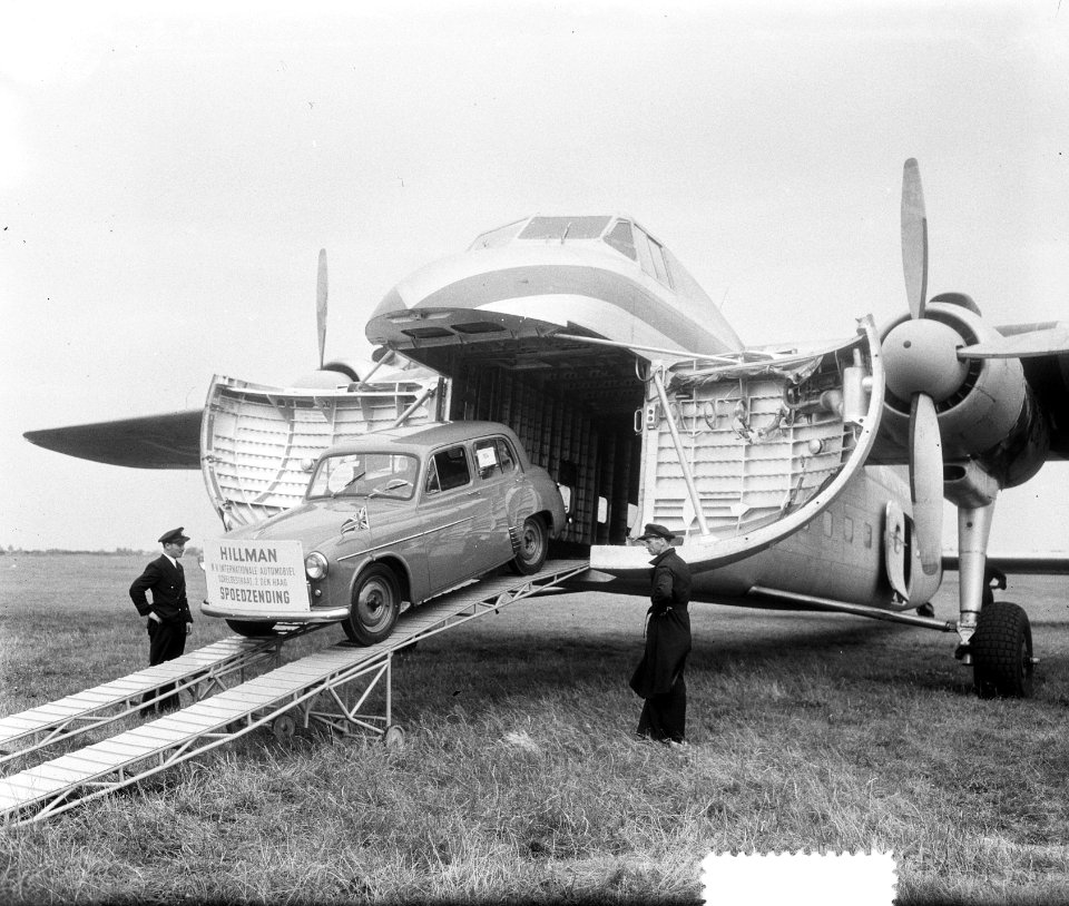 Luchtvaartshow. Auto verlaat vrachtvliegtuig, Bestanddeelnr 905-2500
