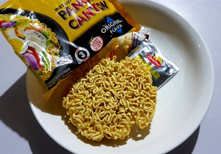 Lucky Me instant pancit canton noodles (Philippines) 02