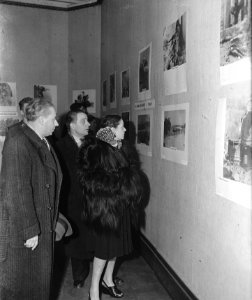 Lucienne Boyer bezoekt tentoonstelling Arti Amicitae, Bestanddeelnr 901-1880
