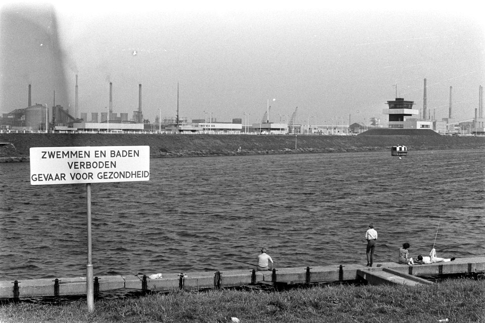 Luchtverontreiniging bij Hoogovens bij Noordzeekanaal Bord zwemmen en baden ve, Bestanddeelnr 923-7239