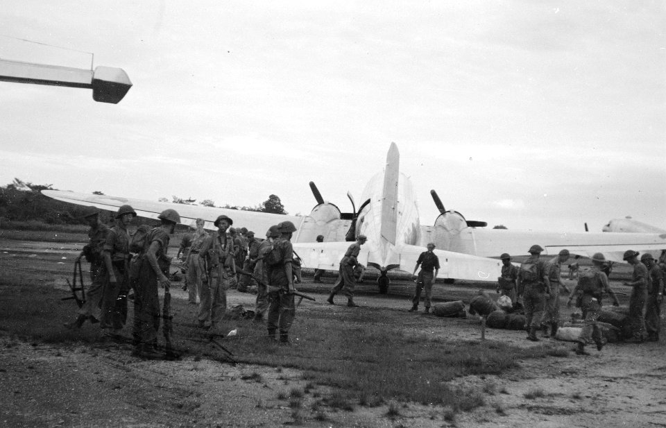 Luchtlandingstroepen verzamelen zich op het vliegveld van Djambi, Bestanddeelnr 2792
