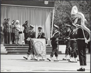 Luchtmacht, vaandels, parades, muziekkorpsen, Bernhard, prins, Juliana, koningin, Bestanddeelnr 017-0057