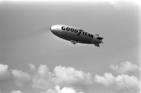 Luchtschip Europa van Good-Year bij Schiphol, Bestanddeelnr 926-5652