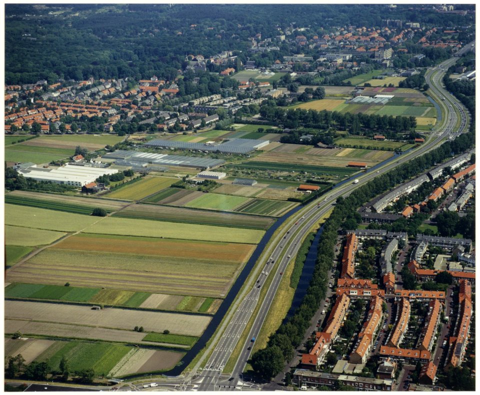 Luchtfoto van het westelijk tuinbouwgebied tussen de Randweg en het Ramplaankwartier. NL-HlmNHA 54036960