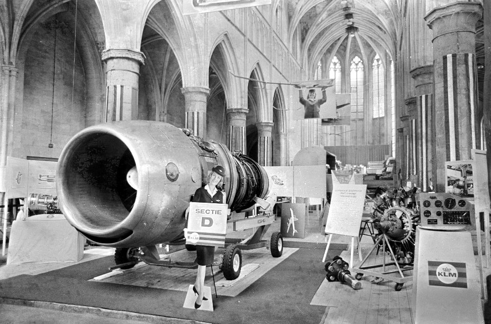 Luchtvaartweek te Maastricht. Straalmotor in Dominicanerkerk, Bestanddeelnr 919-2608