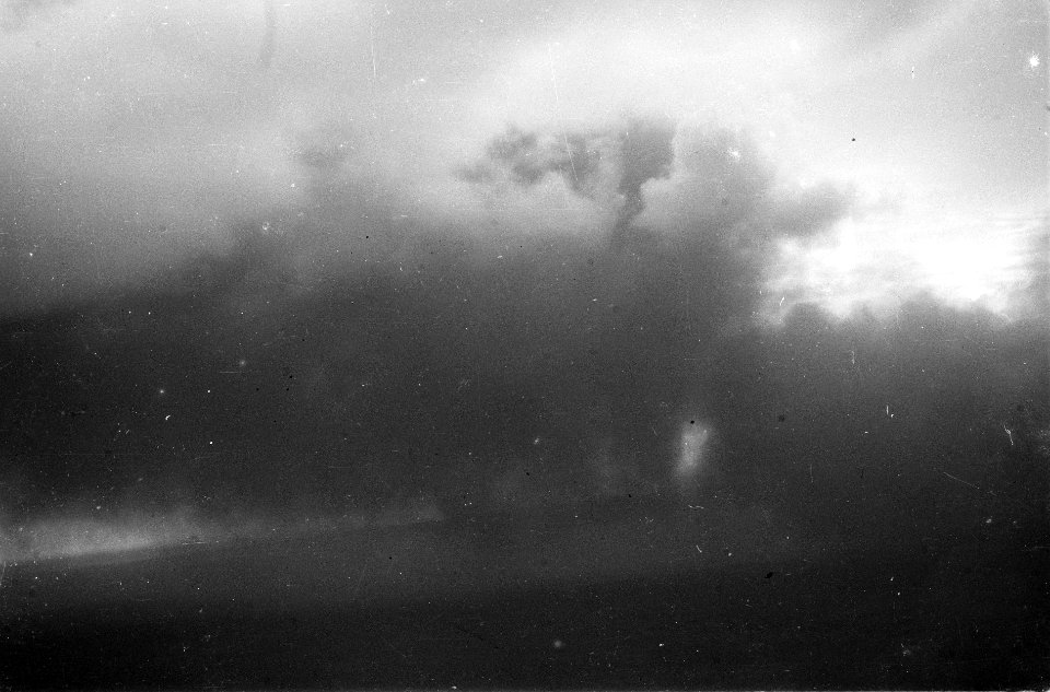 Luchtopname Wolken en rookpluimen, Bestanddeelnr 5523